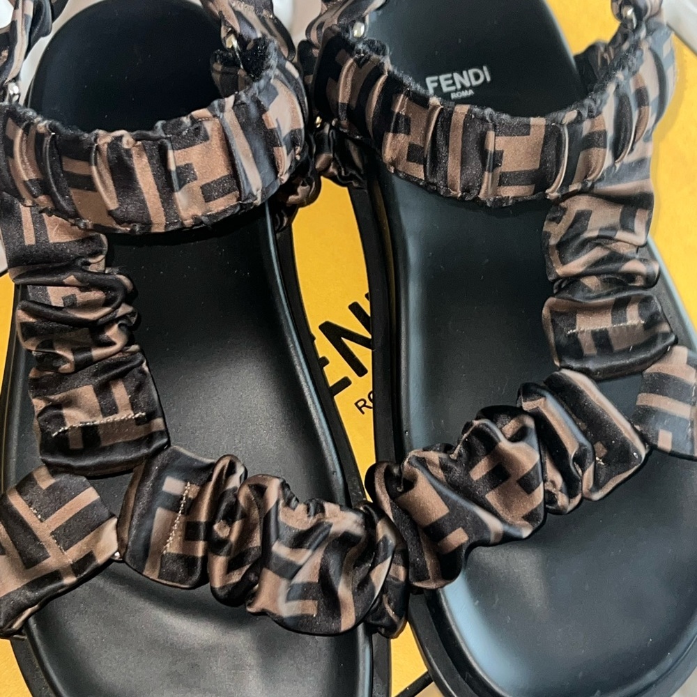Women’s Fendi flat sandals size 40